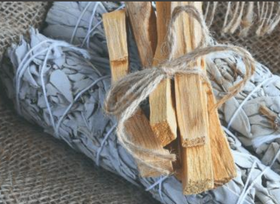La sauge blanche et le Palo Santo pour purifier les lieux.